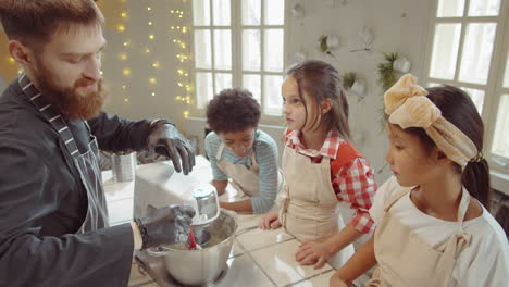 Koch-Zeigt-Kindern-Im-Koch-Meisterkurs,-Wie-Man-Eine-Küchenmaschine-Benutzt